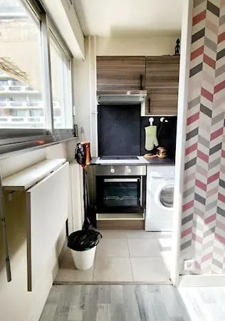 & Expansive Terrace: Urban Oasis In Paris! קורבוו